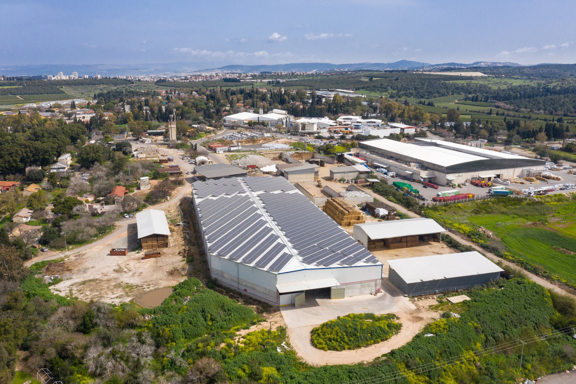 מערכת סולארית של סולארט על גג מחסן חקלאי